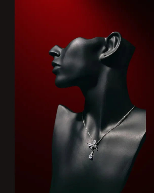 Collar Stainless Steel presentado en maniquí negro, pieza 3