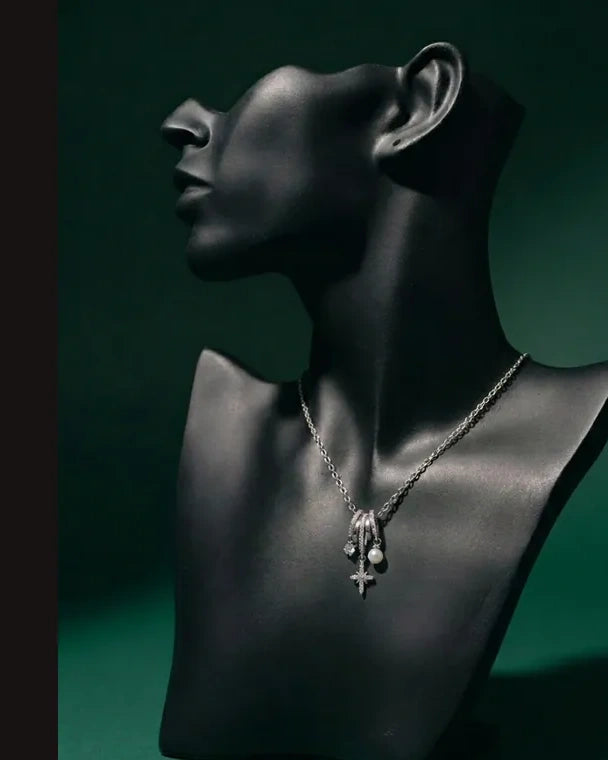 Collar Stainless Steel presentado en maniquí negro, pieza 12