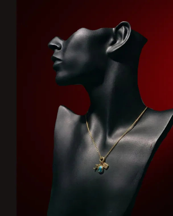 Collar Stainless Steel presentado en maniquí negro, pieza 14