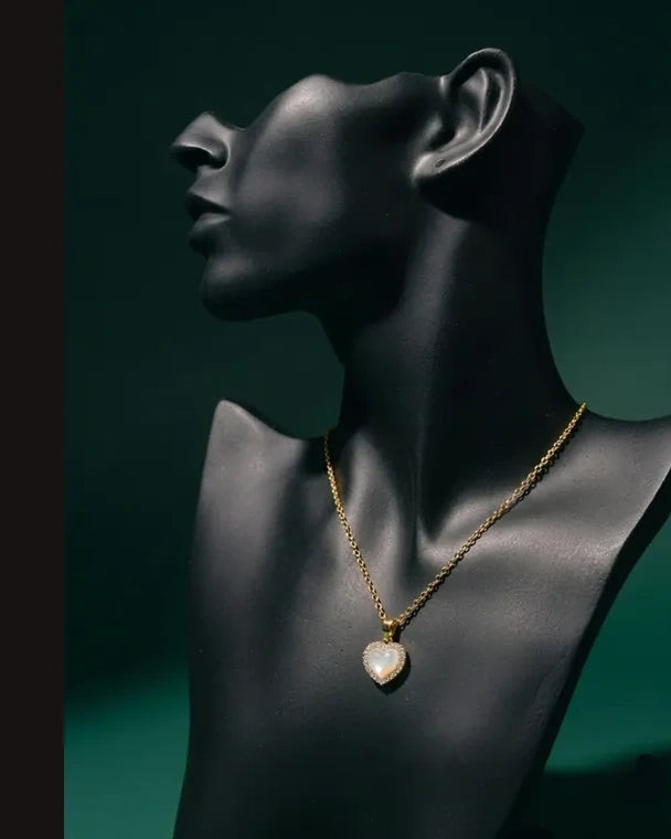 Collar Stainless Steel presentado en maniquí negro, pieza 15