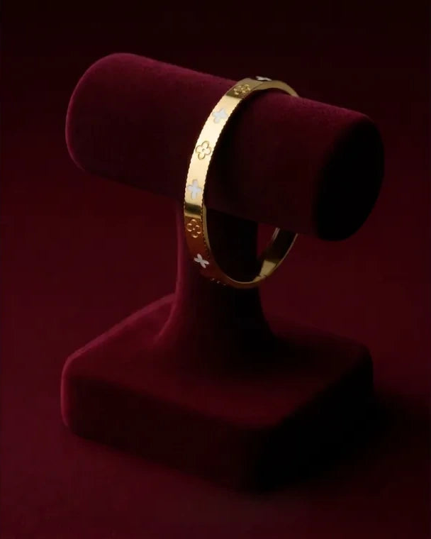 Brazalete Stainless Steel sobre exhibidor de terciopelo, pieza 1