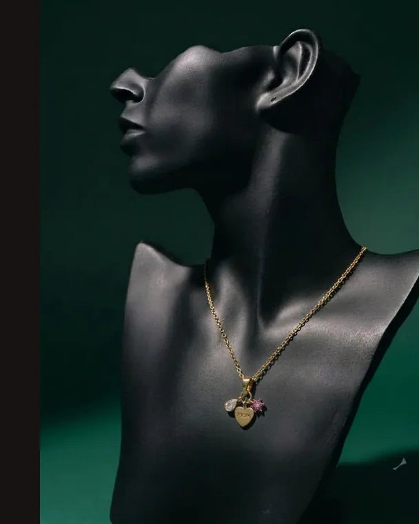 Collar Stainless Steel presentado en maniquí negro, pieza 1