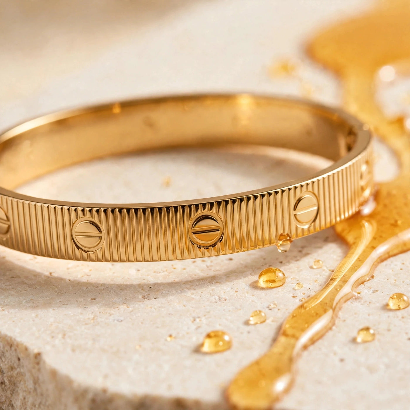 Brazalete Love Rayado de Gotitas de Miel en acero inoxidable, puesto. Envío en Panamá.