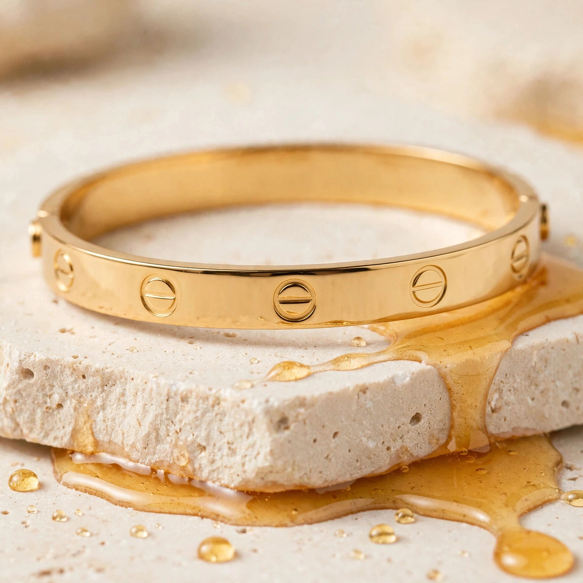 Brazalete Love Liso de Gotitas de Miel en acero inoxidable, puesto. Envío en Panamá.