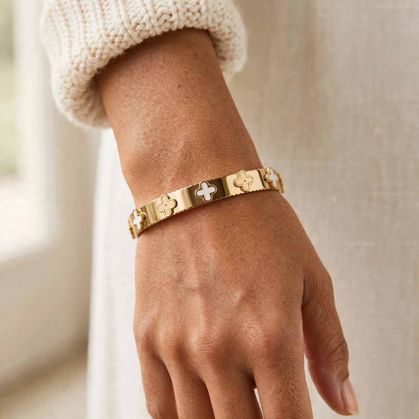 Brazalete Trébol Dorado de Gotitas de Miel en acero inoxidable, vista de detalle. Envío en Panamá.