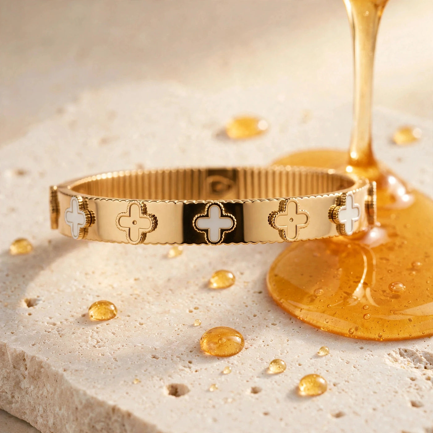 Brazalete Trébol Dorado de Gotitas de Miel en acero inoxidable, puesto. Envío en Panamá.