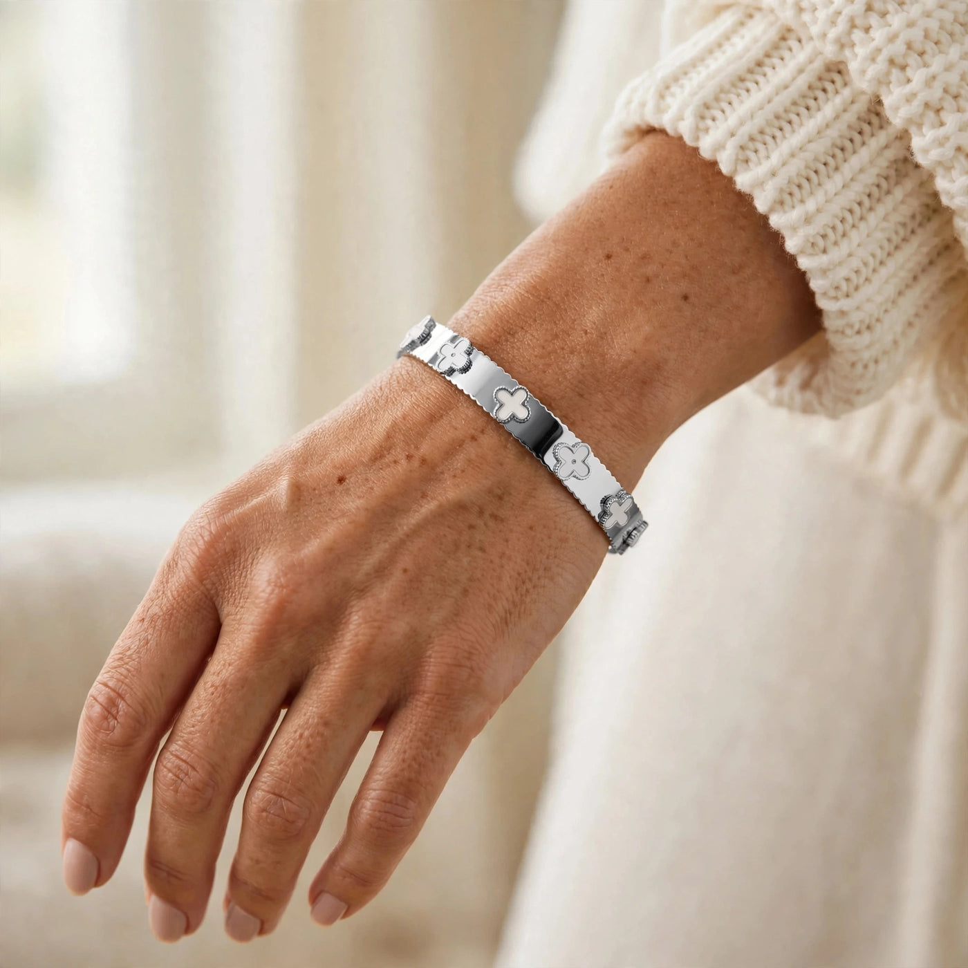 Brazalete Trébol Blanco de Gotitas de Miel en acero inoxidable, vista de detalle. Envío en Panamá.
