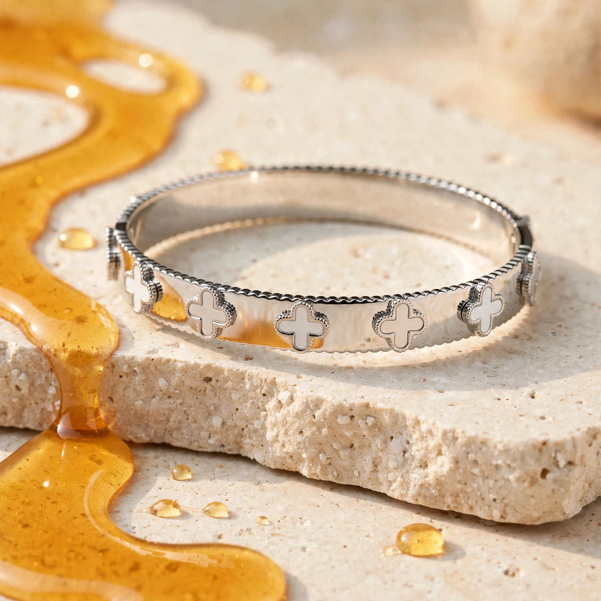 Brazalete Trébol Blanco de Gotitas de Miel en acero inoxidable, puesto. Envío en Panamá.