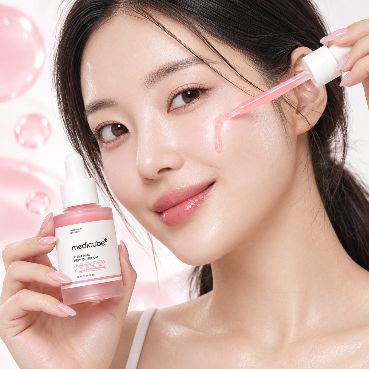 Modelo aplicando Medicube PDRN Pink Peptide Serum