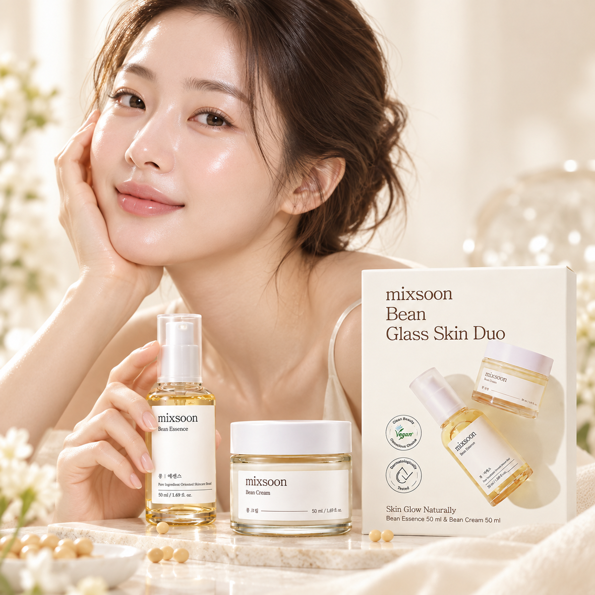 Mixsoon Bean Glass Skin Duo — modelo con piel luminosa glass skin sosteniendo el set