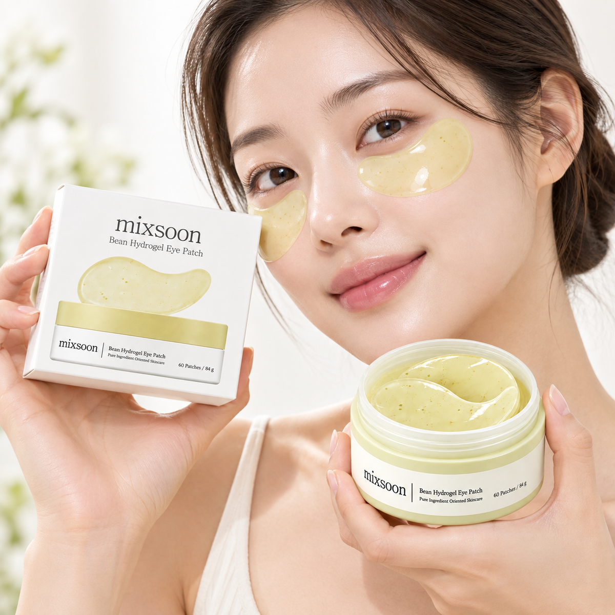 Mixsoon Bean Hydrogel Eye Patch — modelo aplicando parches bajo los ojos