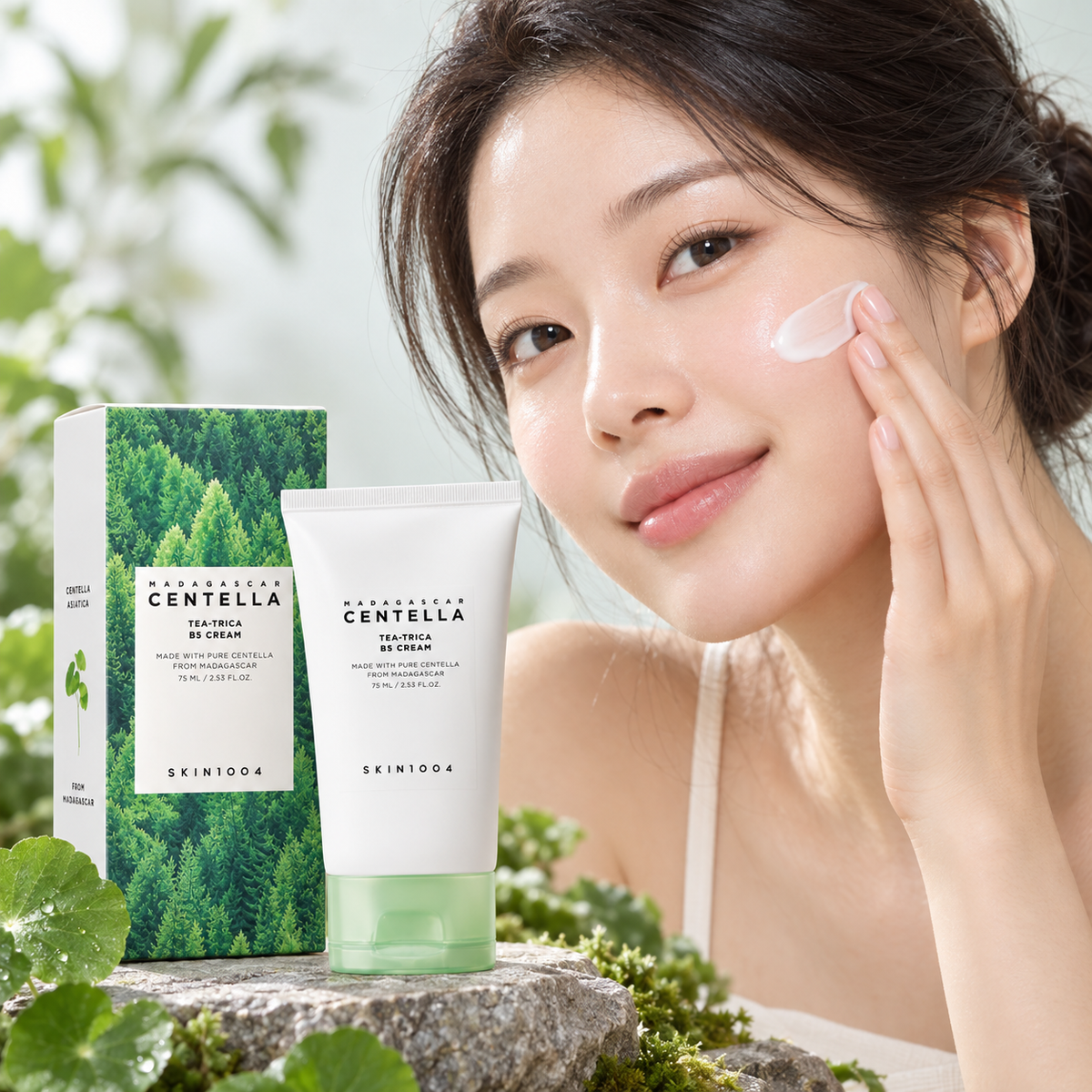 Modelo aplicando SKIN1004 Tea-Trica B5 Cream — crema calmante disponible en Panamá