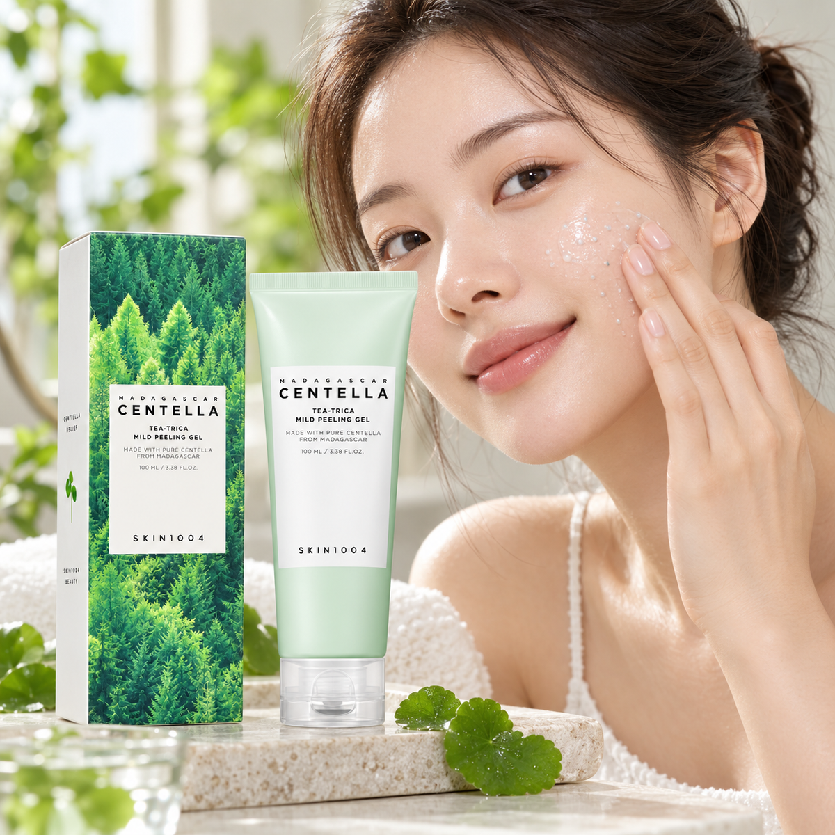 Modelo aplicando SKIN1004 Tea-Trica Mild Peeling Gel — exfoliante suave disponible en Panamá
