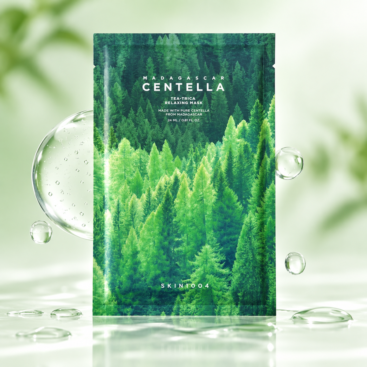 SKIN1004 Tea-Trica Relaxing Mask - mascarilla facial con gotas de esencia, fondo con agua, producto solo