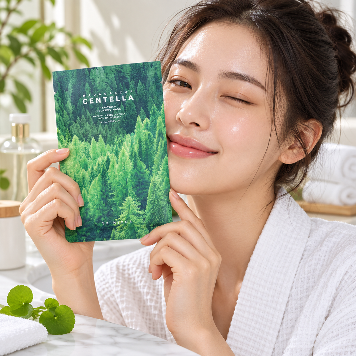 Modelo sosteniendo SKIN1004 Tea-Trica Relaxing Mask - mascarilla facial coreana disponible en Panama