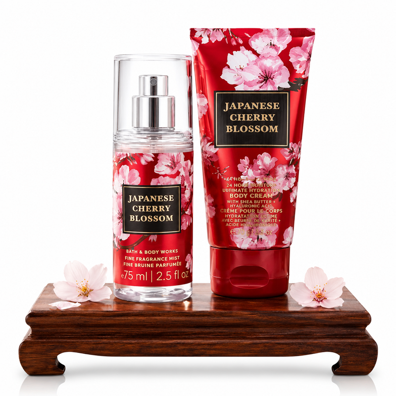 Bath & Body Works Japanese Cherry Blossom Mini set con body mist 75ml en frasco transparente con diseño de flores de cerezo rojas y rosas y crema corporal 70g en tubo rojo con flores de cerezo, sobre base de madera con flores de cerezo reales