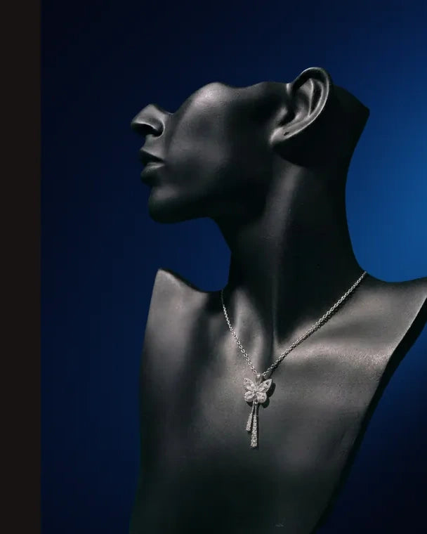 Collar Stainless Steel presentado en maniquí negro, pieza 7