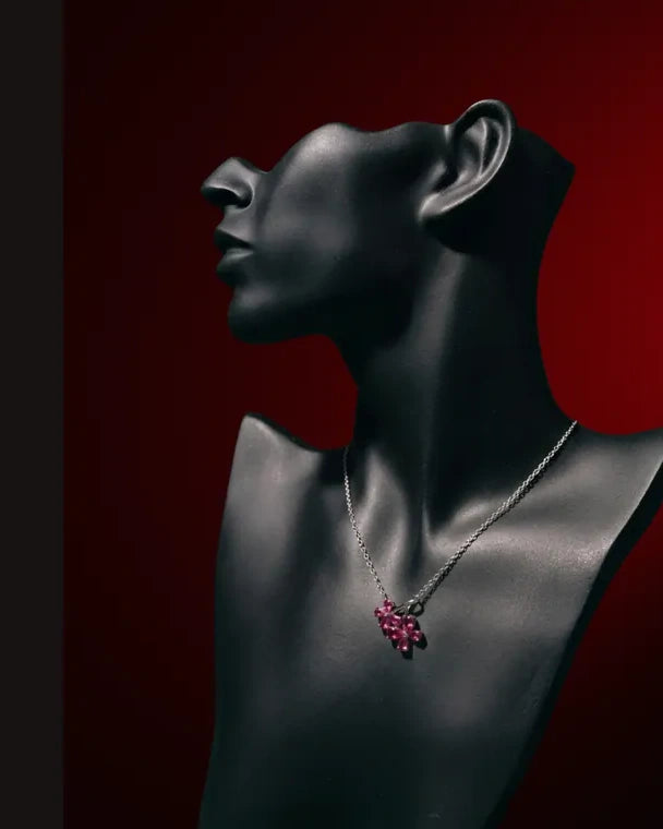 Collar Stainless Steel presentado en maniquí negro, pieza 8