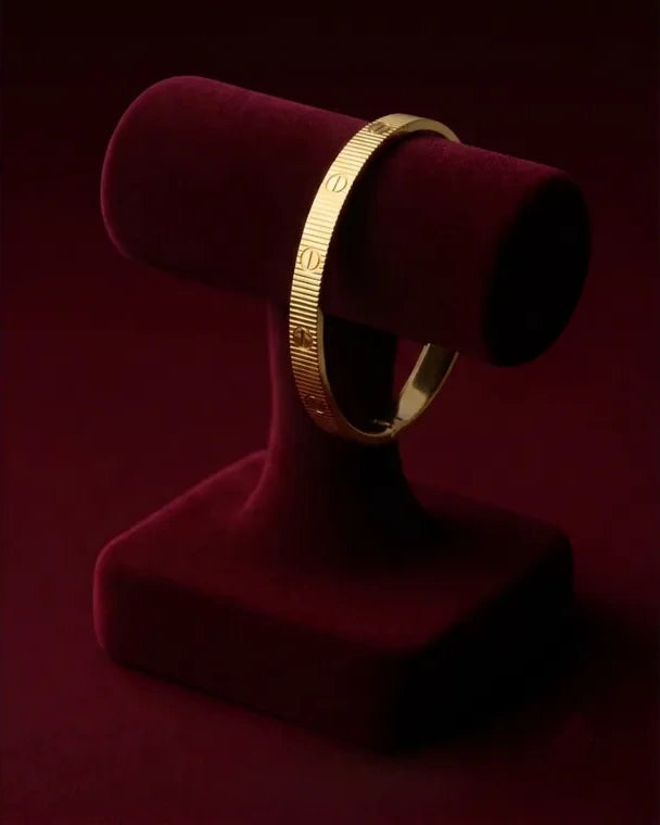 Brazalete Stainless Steel sobre exhibidor de terciopelo, pieza 3