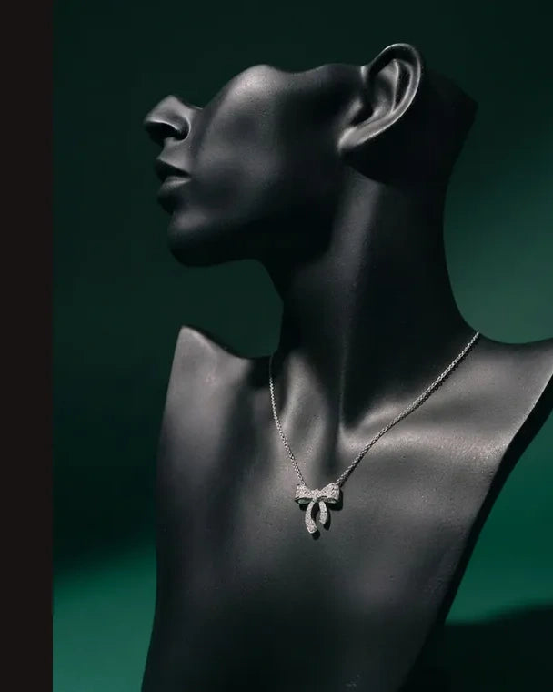 Collar Stainless Steel presentado en maniquí negro, pieza 6
