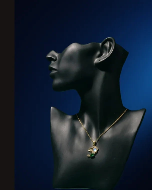 Collar Stainless Steel presentado en maniquí negro, pieza 10