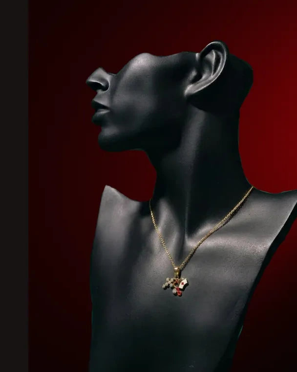 Collar Stainless Steel presentado en maniquí negro, pieza 5